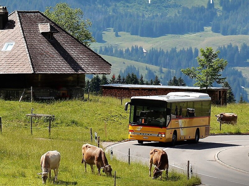 Verkehr Postauto mit Schratteflue bei Schoenenboden Soerenberg | © UNESCO Biosphäre Entlebuch (UBE), Richard Portmann