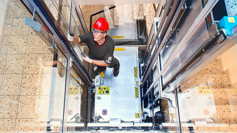 Technician in an elevator shaft | © Schindler Group