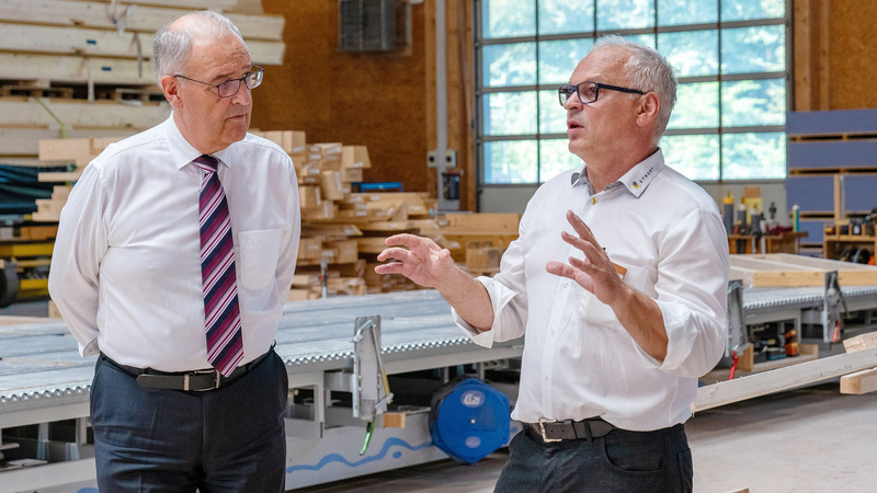 Guy Parmelin, Anton Strüby, Rundgang Produktionszentrum Strüby Konzept AG, Root | © Strüby Konzept AG